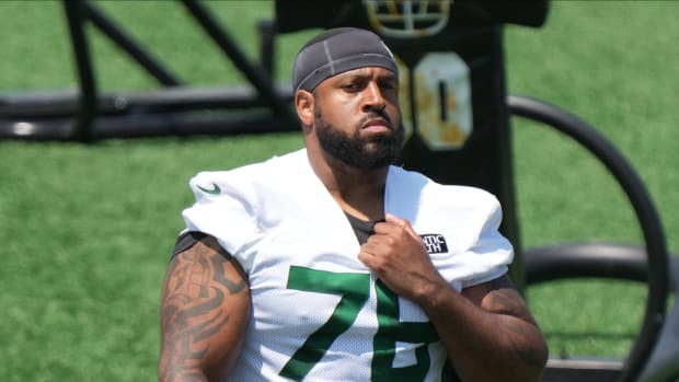 LT Duane Brown at Jets' OTAs